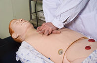 Προηγμένο ενήλικο σύνολο - αρσενικό σωμάτων που περιποιείται την πρότυπη προσομοίωση με CPR, μέτρηση της BP